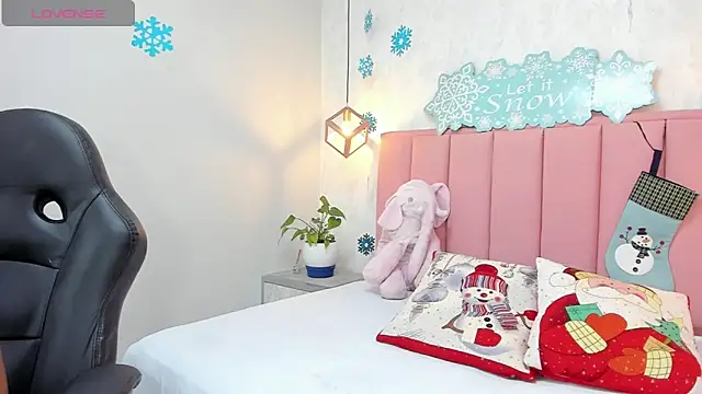 Snapshot of MAYROBERTSS chatting on 12-17-24, 12:22 MAYROBERTSS online show from 12-17-24, 12:22