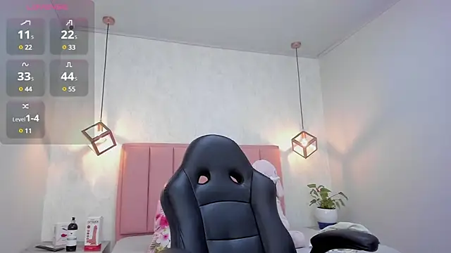 Snapshot of MAYROBERTSS chatting on 03-11-25, 12:39 MAYROBERTSS online show from 03-11-25, 12:39