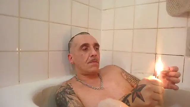 Snapshot of CandiedPompano chatting on 10-01-25, 04:18 CandiedPompano online show from 10-01-25, 04:18