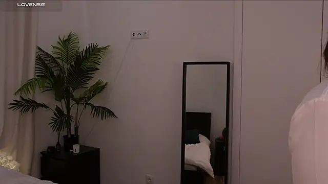 Lilly Colins online show from 01-16-25, 02:41