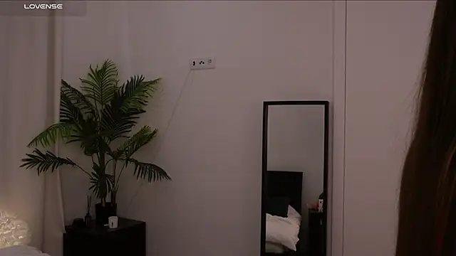 Lilly Colins online show from 01-19-25, 09:34