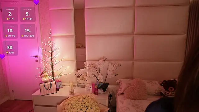 Lilly Colins online show from 02-15-26, 08:38