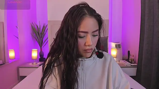 nicolle pierce online show from 03-25-26, 12:11