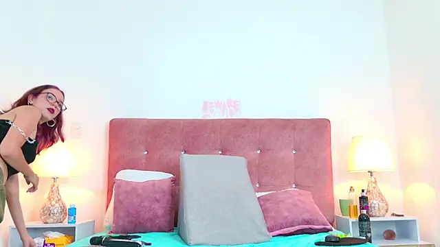 LiliFox18 online show from 12-28-24, 05:57