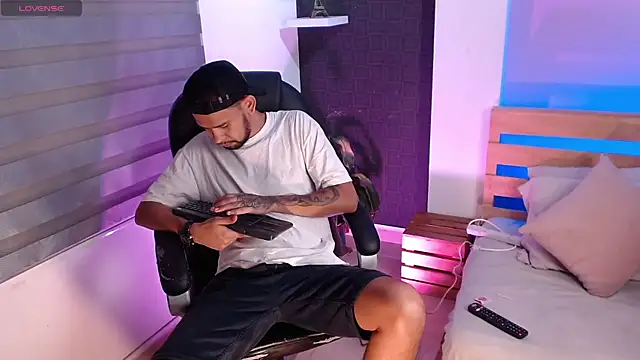 Snapshot of Bedobigcock chatting on 01-07-25, 11:24 Bedobigcock online show from 01-07-25, 11:24