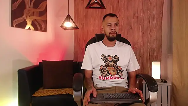 Snapshot of Bedobigcock chatting on 01-16-25, 11:16 Bedobigcock online show from 01-16-25, 11:16