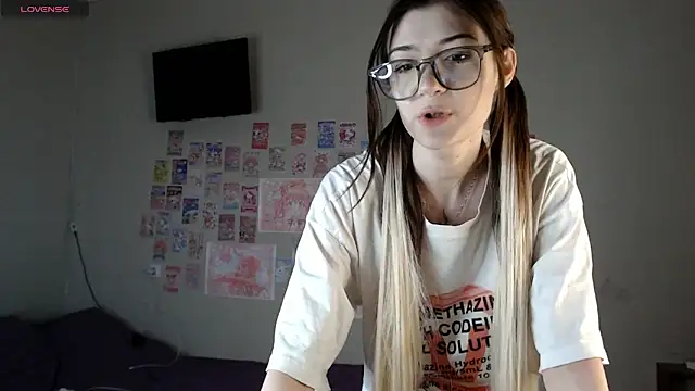 Snapshot of Cyber_hoe chatting on 03-16-25, 10:09 Cyber hoe online show from 03-16-25, 10:09