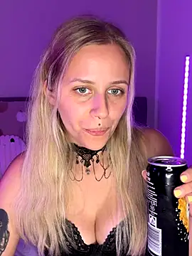 lunawolf21 online show from 09-29-25, 06:35