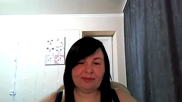 Snapshot of EmiliaLooo chatting on 06-16-26, 04:04 EmiliaLooo online show from 06-16-26, 04:04