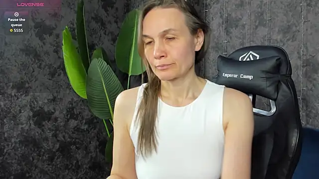 Lillian White online show from 04-07-26, 01:06