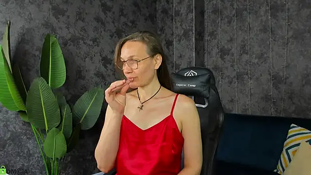 Snapshot of Lillian_White chatting on 06-21-26, 12:46 Lillian White online show from 06-21-26, 12:46