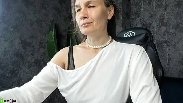 Snapshot of Lillian_White chatting on 07-15-26, 01:00 Lillian White online show from 07-15-26, 01:00