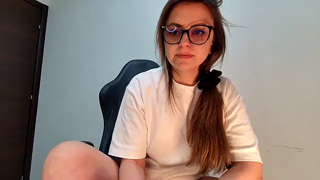 Snapshot of Eelleen chatting on 05-26-26, 12:12 Eelleen online show from 05-26-26, 12:12