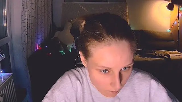 Snapshot of KatiKate chatting on 12-17-24, 04:53 KatiKate online show from 12-17-24, 04:53
