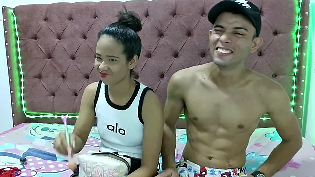 Snapshot of smiths_couple chatting on 01-11-25, 01:16 smiths couple online show from 01-11-25, 01:16