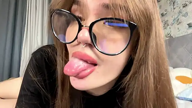 Snapshot of BlissDodd chatting on 10-13-25, 06:41 BlissDodd online show from 10-13-25, 06:41