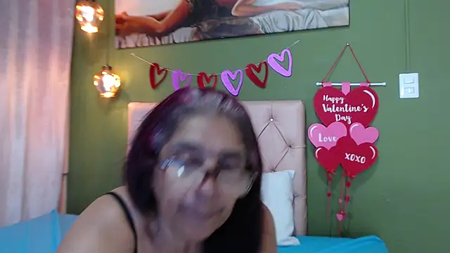 Snapshot of renata_milf_ chatting on 02-15-25, 04:34 renata milf online show from 02-15-25, 04:34