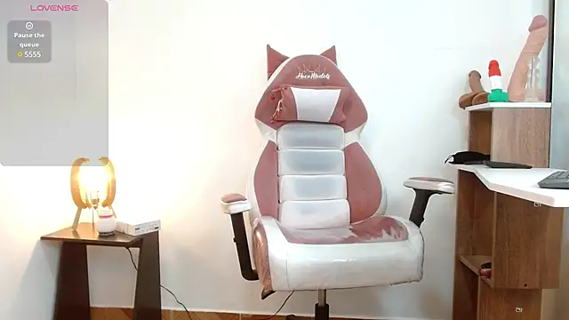 Snapshot of NAOMI_WINDSOR chatting on 02-27-25, 07:04 NAOMI WINDSOR online show from 02-27-25, 07:04