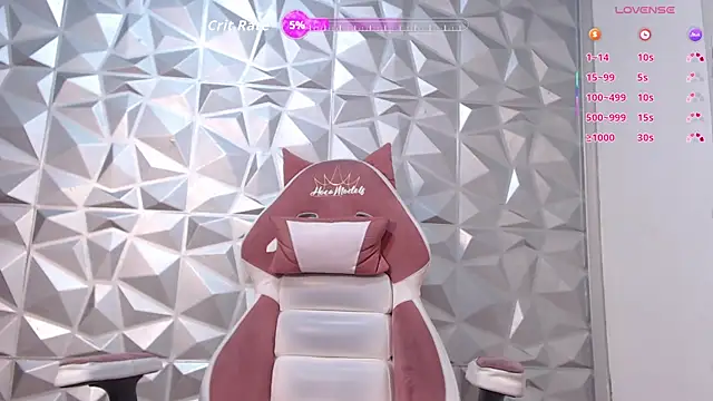 Snapshot of NAOMI_WINDSOR chatting on 09-10-25, 06:30 NAOMI WINDSOR online show from 09-10-25, 06:30