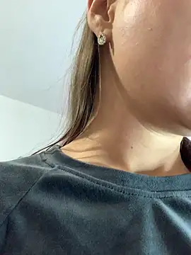 Snapshot of MiraMiss chatting on 12-18-25, 08:09 MiraMiss online show from 12-18-25, 08:09