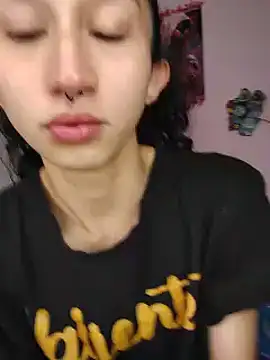 Snapshot of Queenjenn__ chatting on 06-10-26, 04:39 Queenjenn online show from 06-10-26, 04:39
