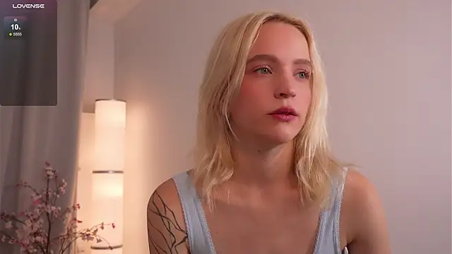 Snapshot of lolly_pie chatting on 11-18-25, 04:00 lolly pie online show from 11-18-25, 04:00