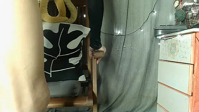 Snapshot of Skinnyshiny_boy chatting on 01-19-25, 02:59 Skinnyshiny boy online show from 01-19-25, 02:59