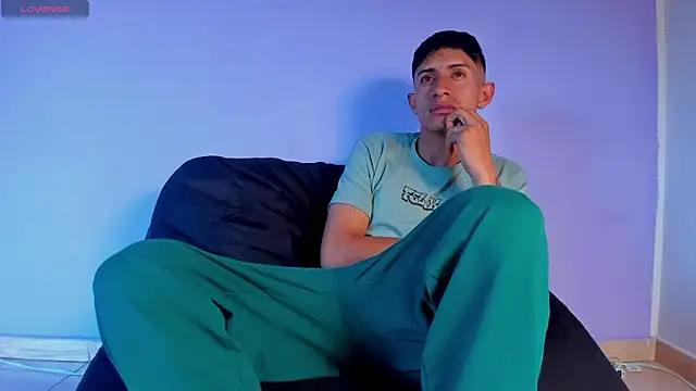 Snapshot of BIG_cockpether chatting on 12-17-25, 12:33 BIG cockpether online show from 12-17-25, 12:33