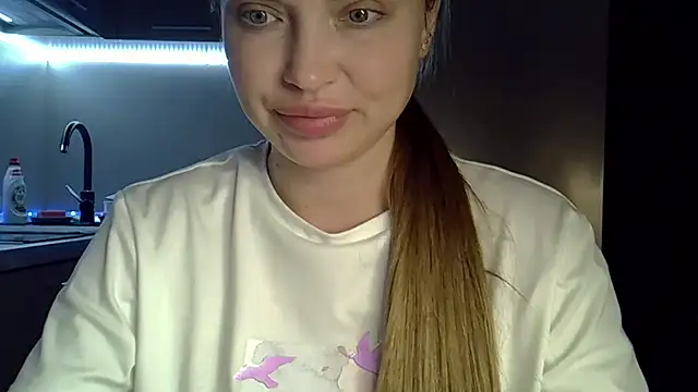 Snapshot of Lucky_Anna chatting on 05-23-26, 04:44 Lucky Anna online show from 05-23-26, 04:44