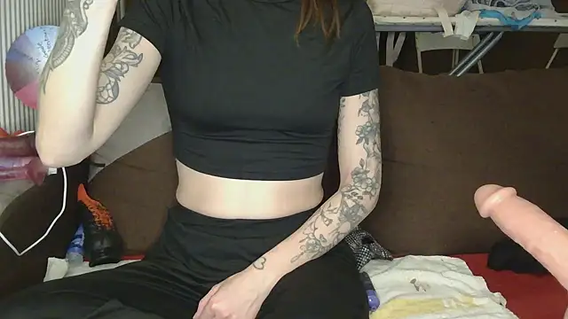 Snapshot of liloucamchaudee chatting on 02-15-26, 08:05 liloucamchaudee online show from 02-15-26, 08:05