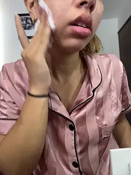 Snapshot of Aaliyah_Salma chatting on 05-17-26, 03:52 Aaliyah Salma online show from 05-17-26, 03:52