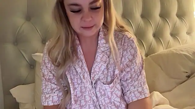 Snapshot of blairbella chatting on 10-30-25, 06:37 blairbella online show from 10-30-25, 06:37