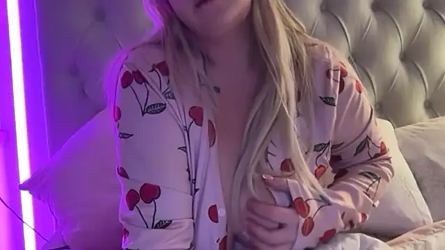 Snapshot of blairbella chatting on 11-19-25, 06:41 blairbella online show from 11-19-25, 06:41