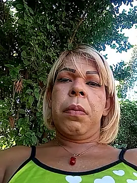 Snapshot of blondebitchlitle chatting on 10-16-25, 01:34 blondebitchlitle online show from 10-16-25, 01:34