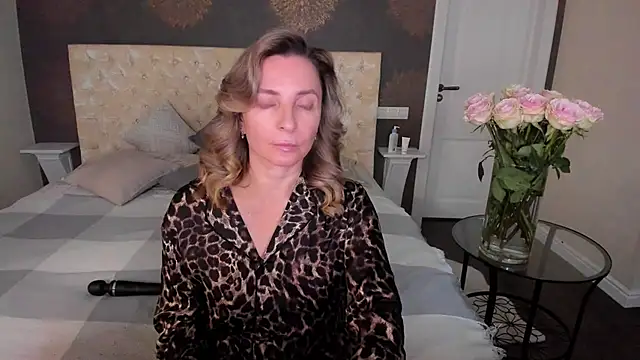 Snapshot of AllisonWilliams chatting on 10-06-25, 04:37 AllisonWilliams online show from 10-06-25, 04:37