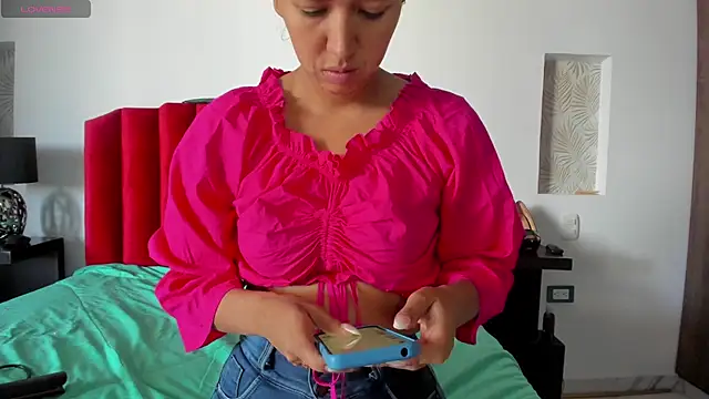 Snapshot of Violeta_Roa chatting on 02-01-25, 01:09 Violeta Roa online show from 02-01-25, 01:09