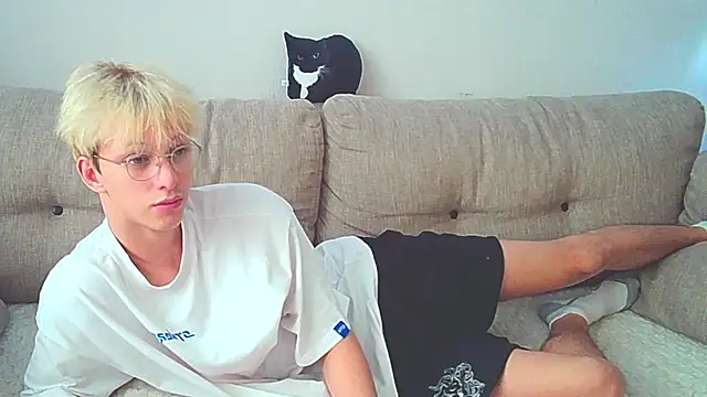 Snapshot of Ostin_meow chatting on 12-08-24, 08:20 Ostin meow online show from 12-08-24, 08:20