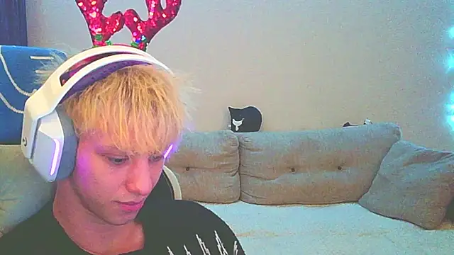 Snapshot of Ostin_meow chatting on 12-13-24, 01:12 Ostin meow online show from 12-13-24, 01:12