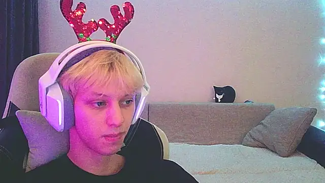 Snapshot of Ostin_meow chatting on 12-18-24, 12:40 Ostin meow online show from 12-18-24, 12:40