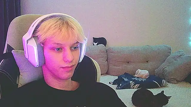 Snapshot of Ostin_meow chatting on 12-19-24, 03:41 Ostin meow online show from 12-19-24, 03:41