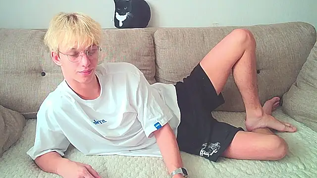 Snapshot of Ostin_meow chatting on 12-20-24, 06:40 Ostin meow online show from 12-20-24, 06:40