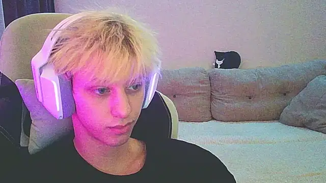 Snapshot of Ostin_meow chatting on 12-24-24, 03:05 Ostin meow online show from 12-24-24, 03:05