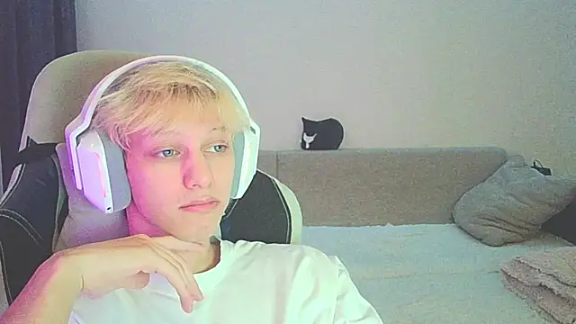 Snapshot of Ostin_meow chatting on 12-26-24, 03:20 Ostin meow online show from 12-26-24, 03:20