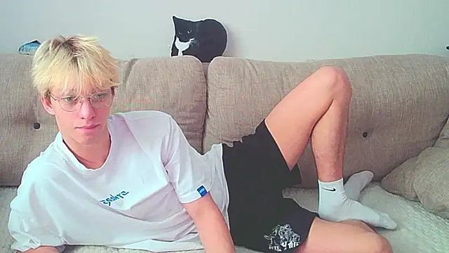 Snapshot of Ostin_meow chatting on 12-27-24, 06:57 Ostin meow online show from 12-27-24, 06:57