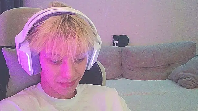 Snapshot of Ostin_meow chatting on 12-27-24, 04:43 Ostin meow online show from 12-27-24, 04:43