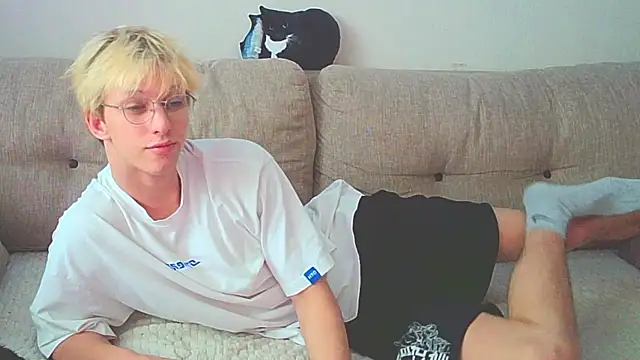 Snapshot of Ostin_meow chatting on 12-28-24, 08:05 Ostin meow online show from 12-28-24, 08:05