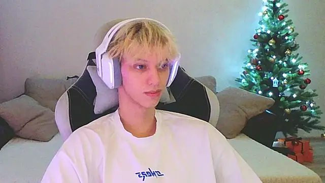 Snapshot of Ostin_meow chatting on 01-06-25, 04:02 Ostin meow online show from 01-06-25, 04:02