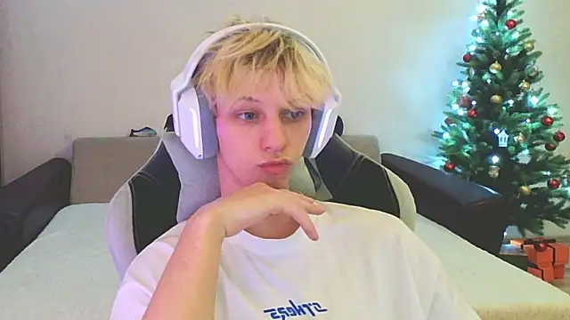 Snapshot of Ostin_meow chatting on 01-08-25, 04:00 Ostin meow online show from 01-08-25, 04:00