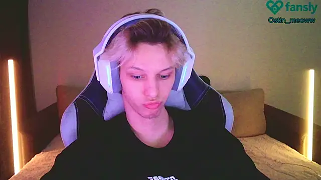 Snapshot of Ostin_meow chatting on 02-15-25, 02:00 Ostin meow online show from 02-15-25, 02:00