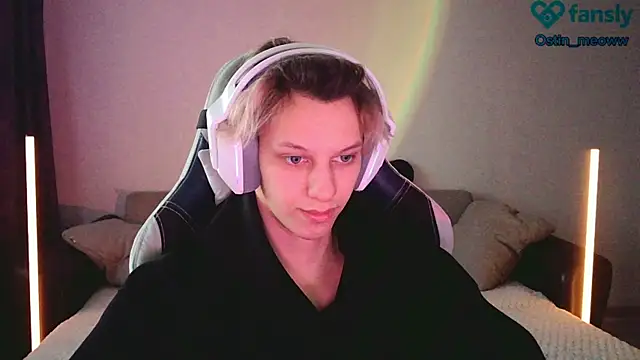 Snapshot of Ostin_meow chatting on 03-16-25, 12:44 Ostin meow online show from 03-16-25, 12:44